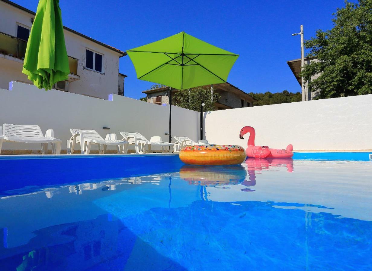 Apartment And Pool Nika 比比涅 外观 照片